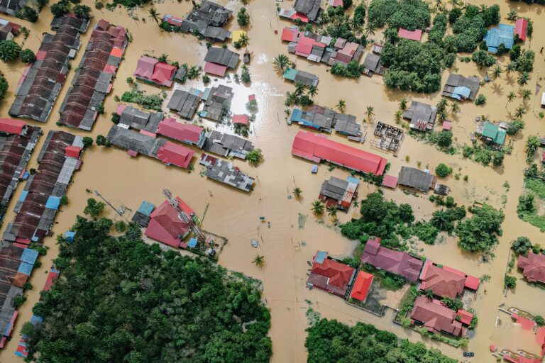 Flooded small village with houses | Photo by Pok Rie